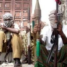 Varios miembros de la milicia rebelde somalí muestran sus armas