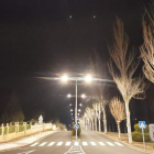 Imagen de una de las calles de la urbanización Valjunco con el alumbrado renovado. DL