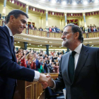 Mariano Rajoy felicita a Pedro Sánchez tras la votación de la moción de censura. DIEGO CRESPO
