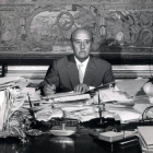 Francisco Franco, sentado ante la mesa de su despacho del palacio de El Pardo, habitualmente atestada de papeles.