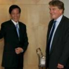 Lu Jianhua saluda ayer en Pekín al director de la unidad de defensa comercial de la CE, Fritz Harald