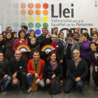 Foto de familia de activistas y responsables del borrador del anteproyecto de ley valenciana LGTBI.