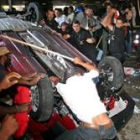 Un grupo de «sin tierra» destrozan un coche que iba a ser sorteado entre funcionarios del Congreso