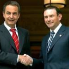 El presidente Zapatero saluda al lendakari Ibarretxe a la llegada de éste ayer a La Moncloa