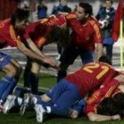 El centrocampista de la selección española Andrés Iniesta (abajo) es felicitado por sus compañeros