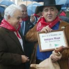 Pablo San José, de Vile, entrega el diploma a Abraham García