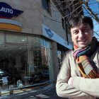 Alfonso García, ayer ante el local de Alauto, situado en la Avenida de Europa de la capital leonesa.