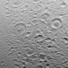 El polo norte de Encélado, luna de Saturno, fotografiado por la sonda Cassini de la NASA el 27 de noviembre del 2016.  El satélite tiene unos 500 kilómetros de diámetro.