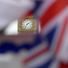 Una bandera británica ondea junto al Big Ben. HANNAH MCKAY