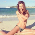 Miranda kerr posa en toples para promocionar Kora Organics, su nueva línea de cosmética natural.