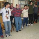 Los alumnos junto a Martínez, tercero por la izquierda, bailando la danza africana