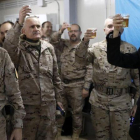 La ministra de Defensa, María Dolores de Cospedal, brinda con las tropas españolas en Besmayah (Irak).