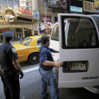 Un policía se dispone a inspeccionar el interior de una furgoneta en Times Square.