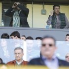El entrenador de la Cultural Luis Cembranos, derecha, siguió el partido desde una de las cabinas de prensa del Reino de León.