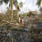 Dos niños en medio de la destrucción y la muerte causada por el huracán