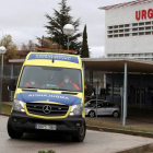 Una ambulancia este miércoles en las inmediaciones del Hospital Santa Bárbara de la capital soriana. WILFREDO GARCÍA