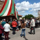 Los pendones, camino de la Iglesia para salir con las tallas