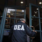 Un agente de la DEA entra en una farmacia de Beverly Hills, en agosto del 2009.