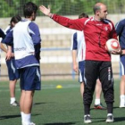 Monteagudo se dirige a sus jugadores en la sesión preparatoria de ayer en el Área Deportiva.