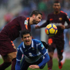 Piqué y Gerard Moreno, en un momento del polémico derbi entre Barça y Espanyol. ALEJANDRO GARCÍA