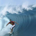 Andy Irons toma una ola en Tahití.