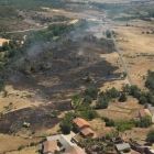 La imagen aérea muestra la cercanía del fuego al núcleo de población, en un incendio que se originó a primera hora de ayer. BRIF / DL