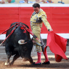 Enrique Ponce ante su primer toro, al que cortó una oreja.