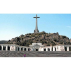 Para nostálgicos y turistas Una mujer se fotografía en el Valle de los Caídos, con el mausoleo donde reposan los restos de Franco al fondo.