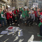 Más de un centenar de personas se manifiestan en Reus contra la pobreza energética.