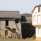 El fuego calcinó el interior del pajar pero no afectó a la casa de sus propietarios.