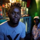 Un activista LGTBI posa frente a una pequeña tienda en Nairobi.  DAI KUROKAWA