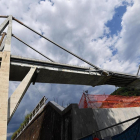 Edificios bajo el puente que el martes se derrumbó en Génova.
