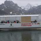 El barco municipal realiza paseos por el pantano de Riaño