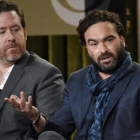 Johnny Galecki (derecha), en la reunión de la Asociación de Críticos de Televisión.