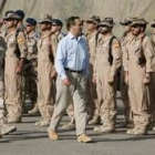 José Antonio Alonso pasa revista a las tropas españolas en Afganistán durante una visita a ese país