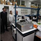 El director del centro durante la visita al laboratorio.