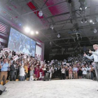 Jeb Bush agradece el apoyo eufórico de sus seguidores, ayer.