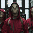 Imagen de los personajes de la serie La casa de papel con sus características máscaras.