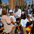 Mariano Rajoy firma un autógrafo a una simpatizante, ayer, en Badalona.