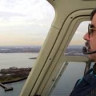 Un helicóptero turístico sobrevuela la bahía de Nueva York presidida por la Estatua de la Libertad