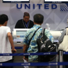 Pasajeros de United Airlines en la mesa de facturación de la compañía en el aeropuerto de San Francisco (California).