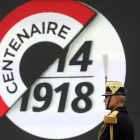 Logotipo del centenario del armisticio de la Primera Guerra Mundial y el presidente francés Emmanuel Macron durante su alocución en el Arco del Triunfo. LUDOVIC MARIN