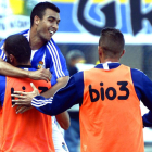 Fofo celebra con Yuri y Alberto Aguilar el gol que abría el marcador para la Deportiva.