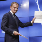 El presidente del Consejo Europeo, Donald Tusk, muestra la carta del Gobierno británico.