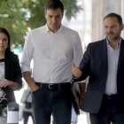 Pedro Sánchez, junto a Adriana Lastra y José Luis Ábalos, entra en la sede del PSOE.