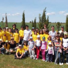 Foto de familia de los escolares durante su visita al Camino de Santiago.