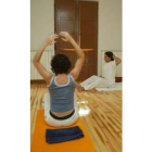 Álvarez dirige los ejercicios preparatorios de una sesión de yoga