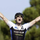 El checo Leopold König celebra su victoria en la octava etapa de la Vuelta.