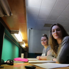 Dos de las primeras estudiantes que ayer estrenaron la nueva etapa del espacio. SECUNDINO PÉREZ