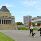 Dos mujeres pasean sus perros en Melbourne, Australia. JAMES ROSS